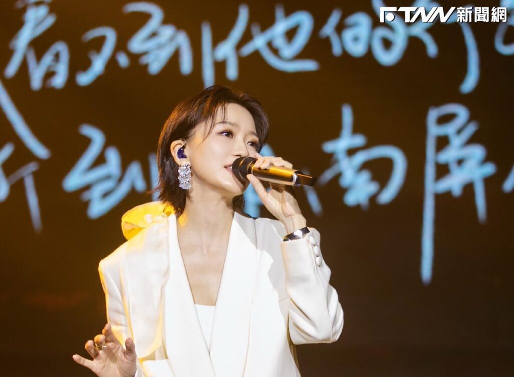 絕美玉女歌手出道25年首開唱！一上台就哽咽　「我還在唱給你們聽」
