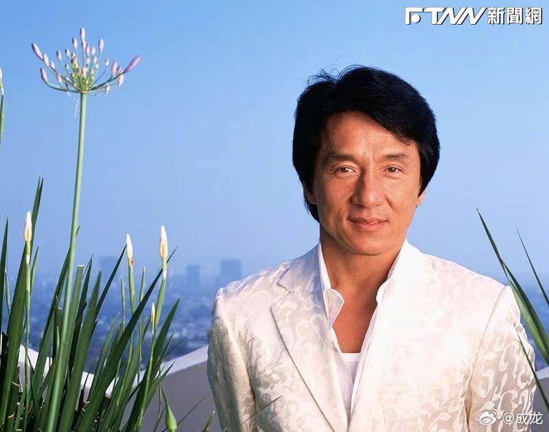 成龍傳死訊！「黑白病床照」瘋傳　竟是AI合成假圖