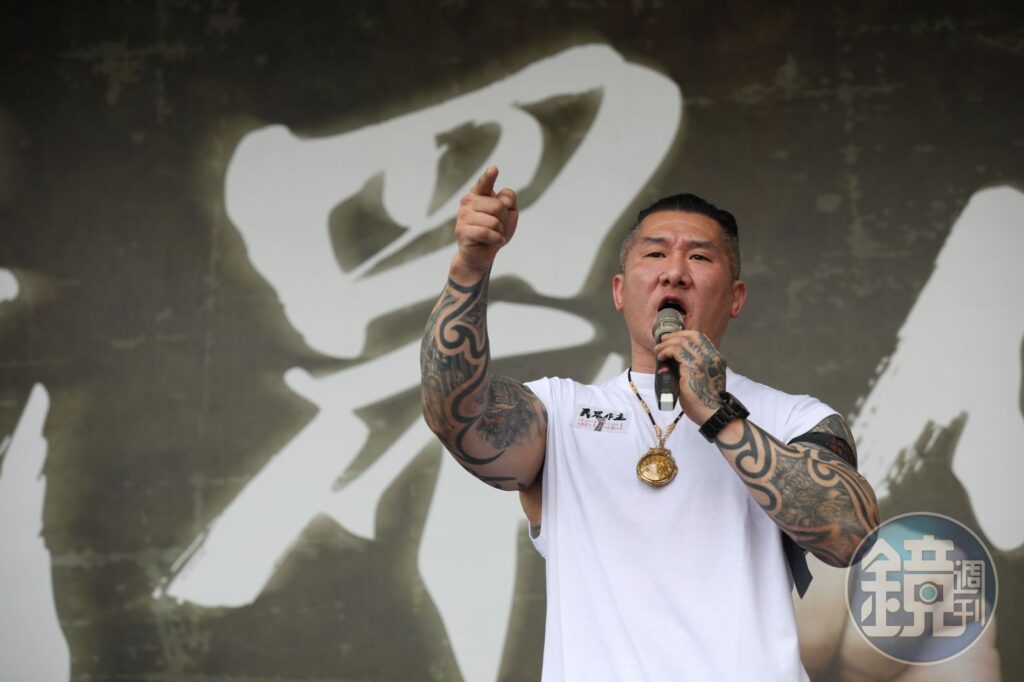 館長認了有私密片！神隱20小時出面喊「我是受害者」　難過抱著老婆哭「不和3員工對質」