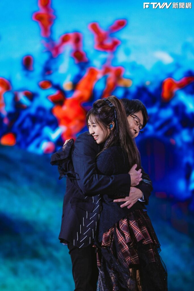 五月天上海開唱！冠佑正妹女兒小玫瑰再獻聲　阿信狂虧「你打算守護她到幾歲」